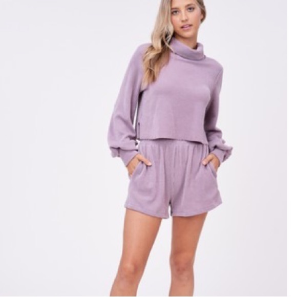 High-waisted Ribbed Shorts - Picture 3 of 3